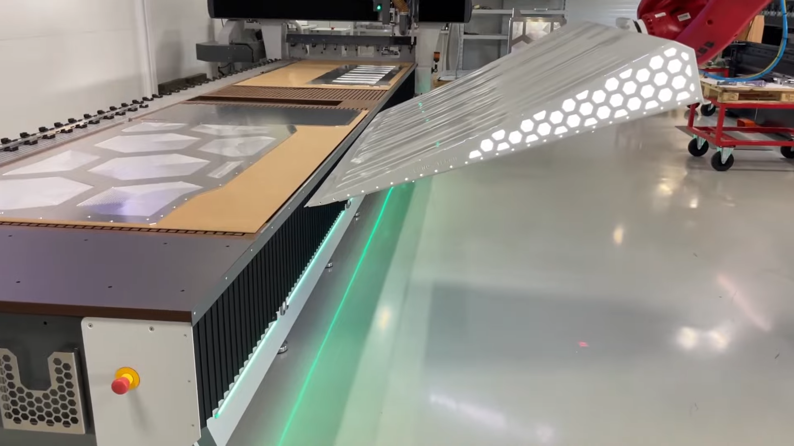 Robotiserad plåthantering vid Kimla CNC-routern