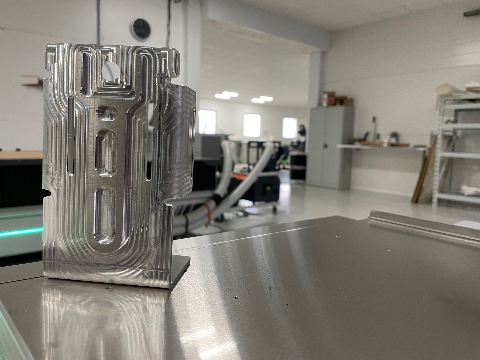 Närbild av precisionsbearbetad aluminiumkomponent