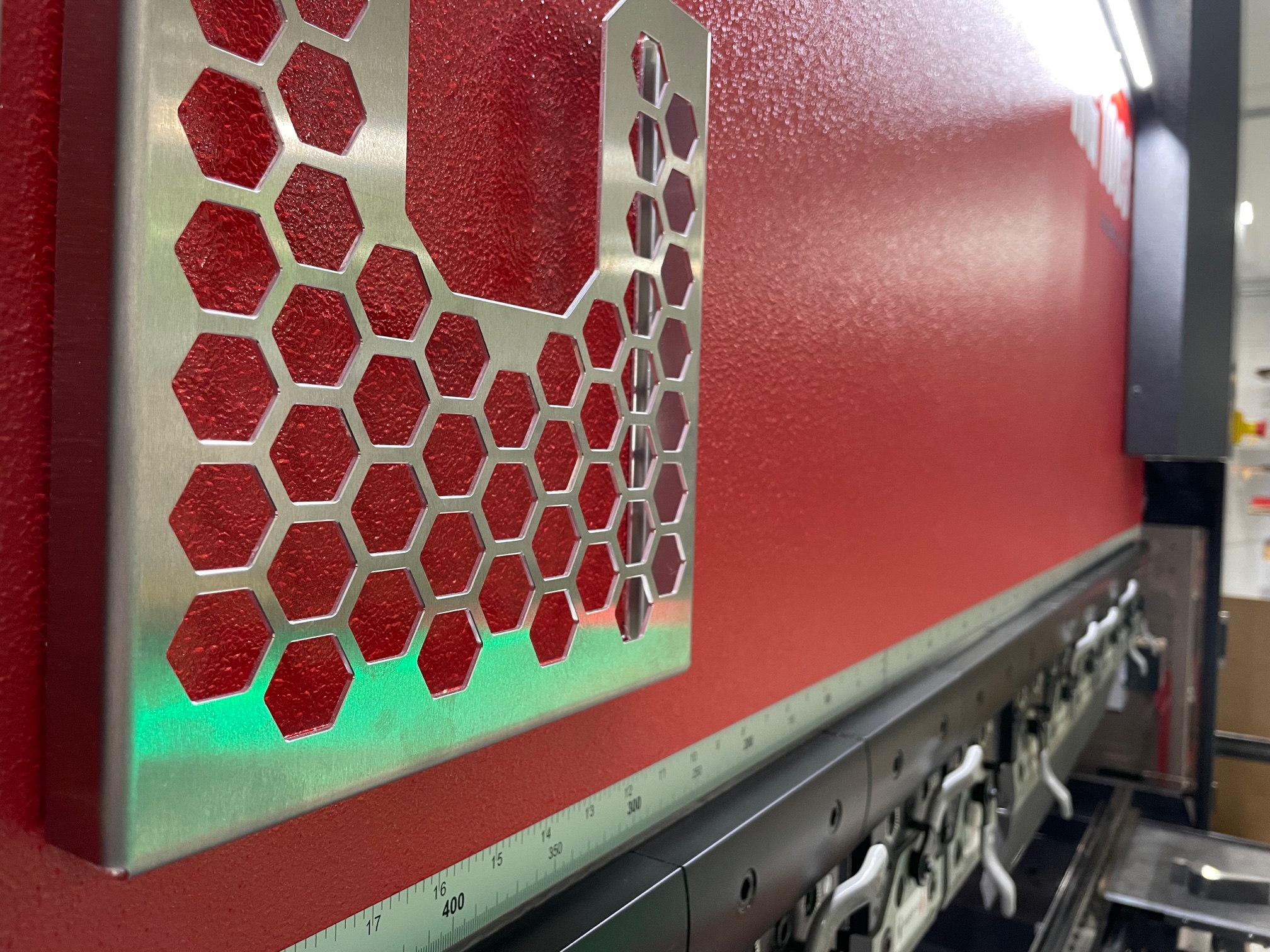 Bockad aluminiumdetalj med hexagonmönster vid kantpressen