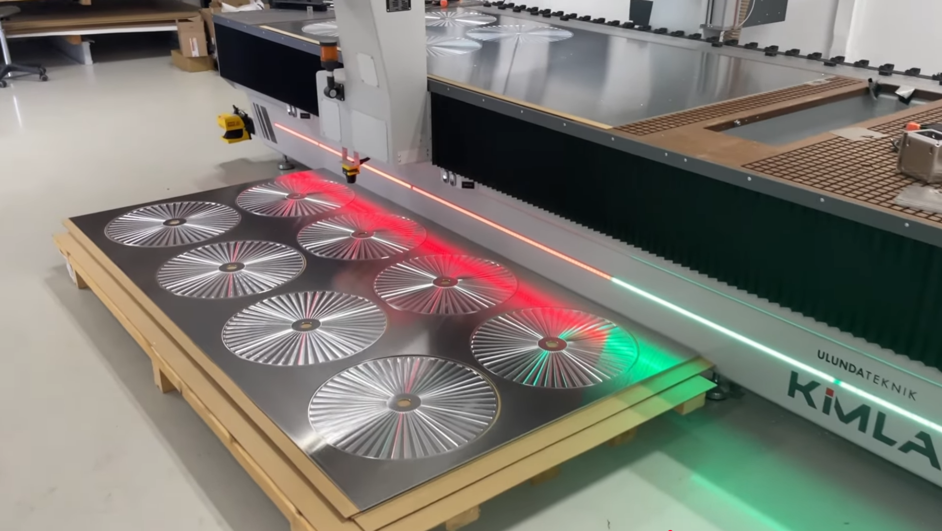 Stora cirkulära aluminiumdetaljer vid Kimla CNC-routern