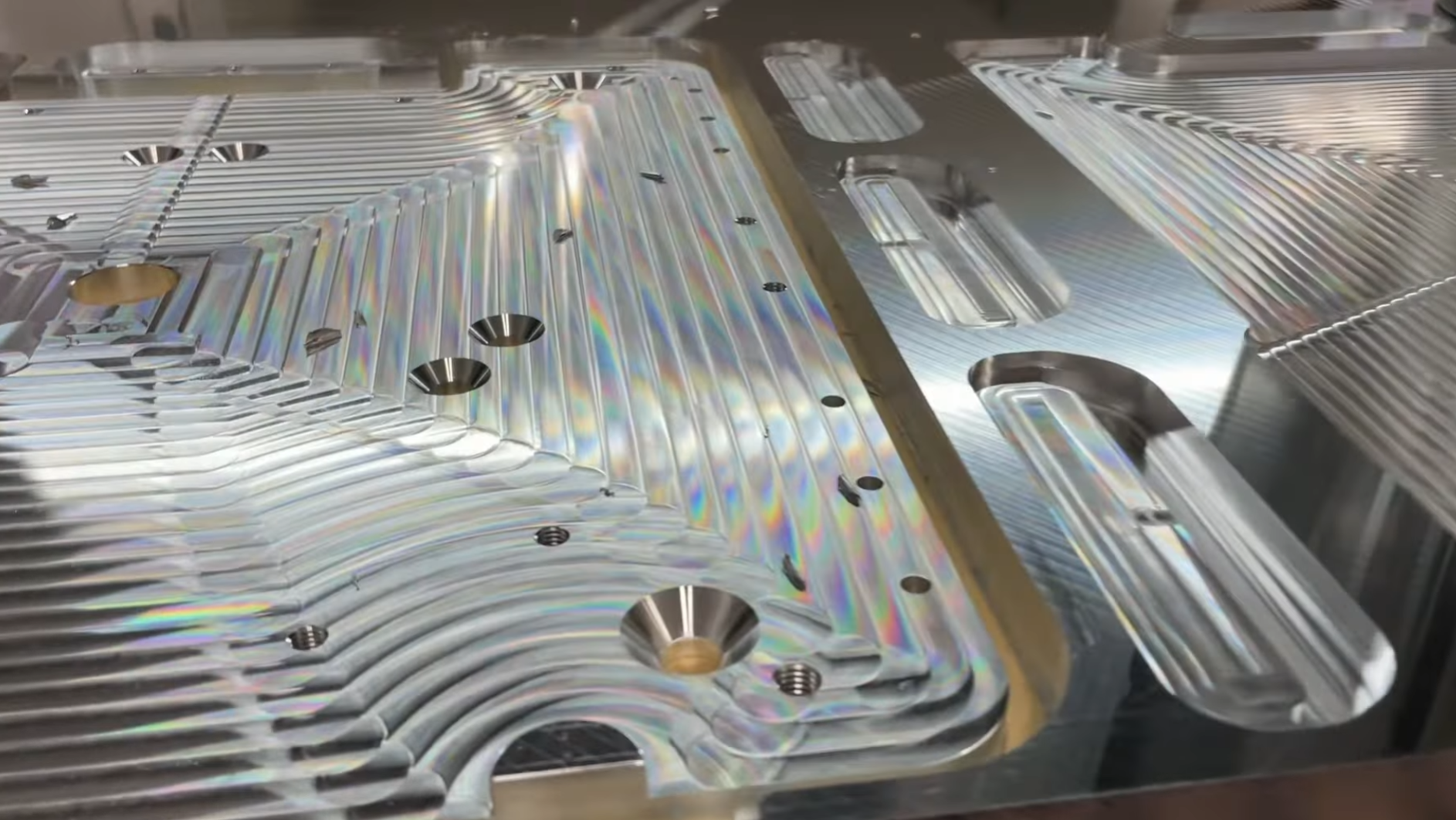 Närbild av komplex precisionsbearbetning i aluminium